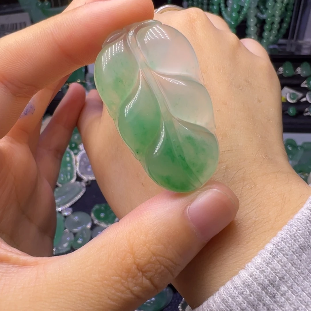 蒙***车石英质玉（非洲翠）未镶嵌颈饰