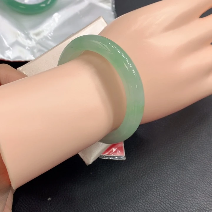 翡翠手镯未镶嵌翡翠
