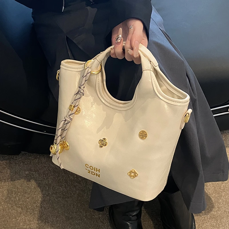 今年流行爆款小包包女式2025新款时尚百搭斜挎包高级感手提水桶包