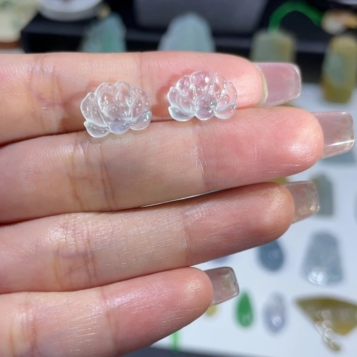翡翠未镶嵌颈饰莲花