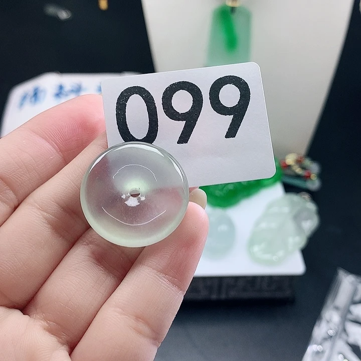 翡翠未镶嵌吊坠(赠链)