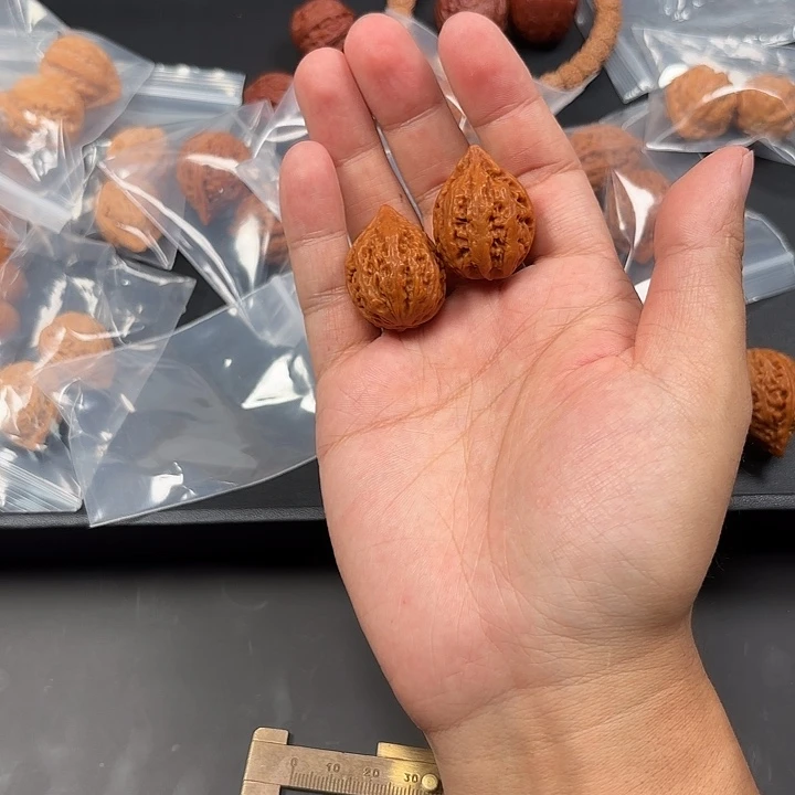 文玩核桃吊坠玉麒麟小鸡心