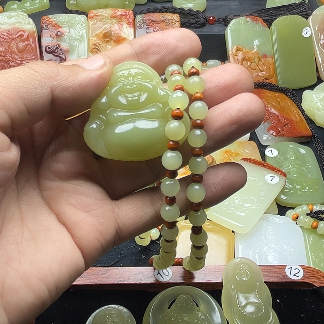 在***上天然玉石弥勒佛吊坠