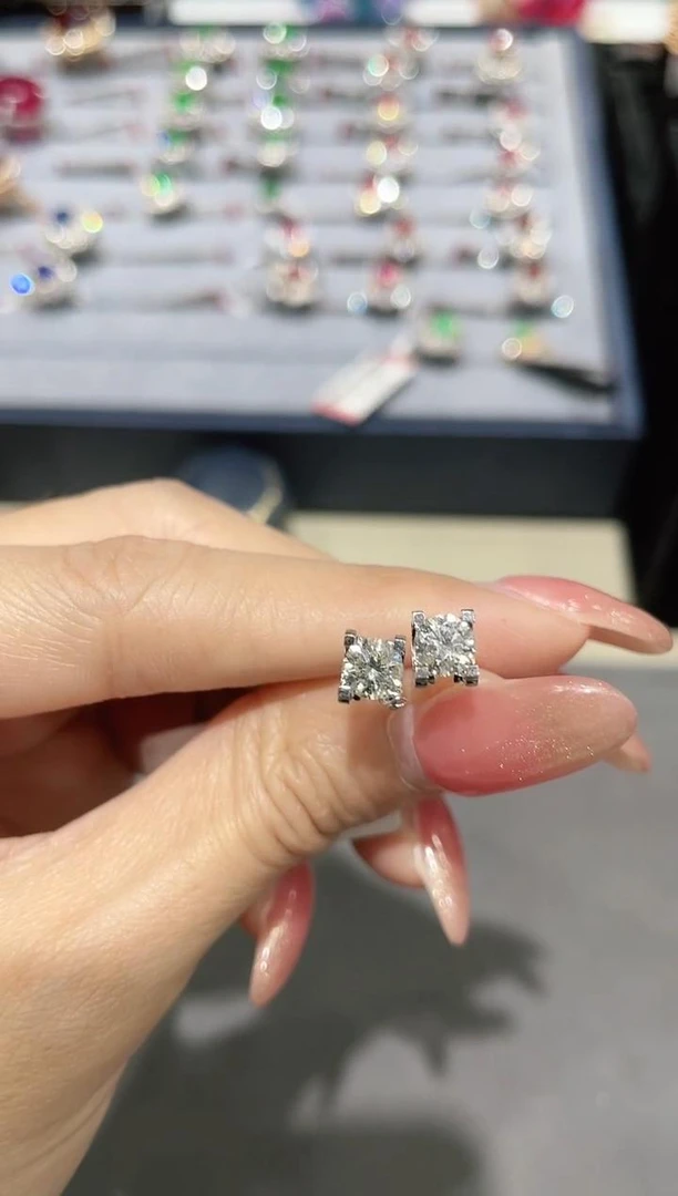 18K金镶嵌钻石耳饰牛头款 约1ct