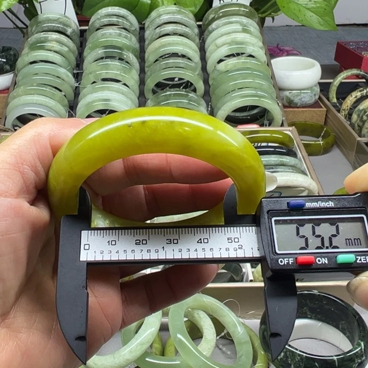 蛇纹石玉未镶嵌手镯2
