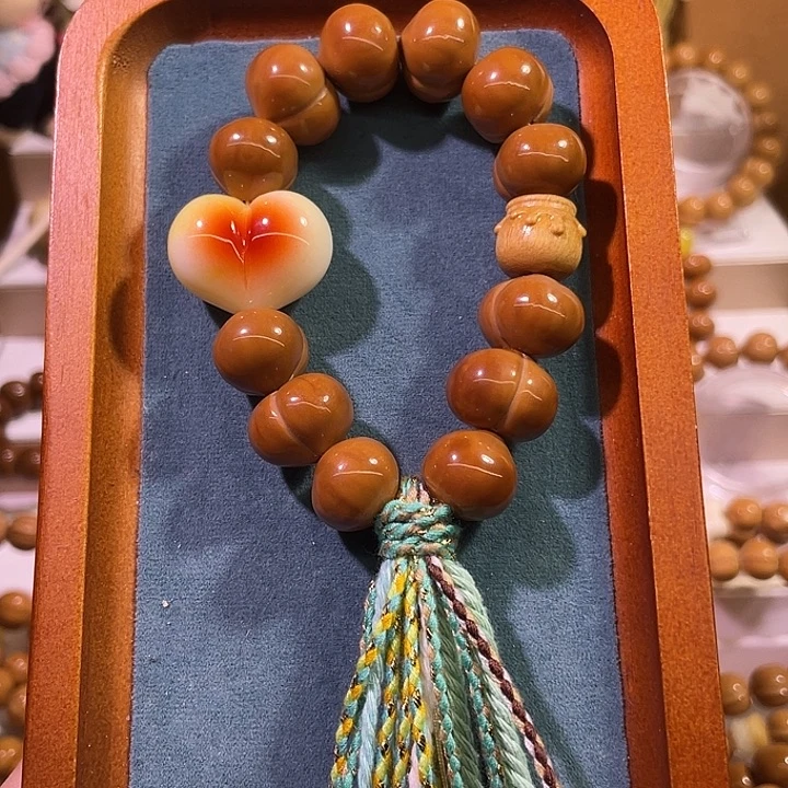 猴头核桃吊坠玻璃底屁桃卡17小手持红心