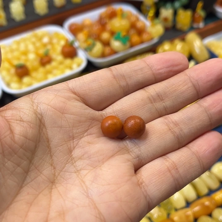 琥珀未镶嵌裸石卡9加老蜡圆珠一对