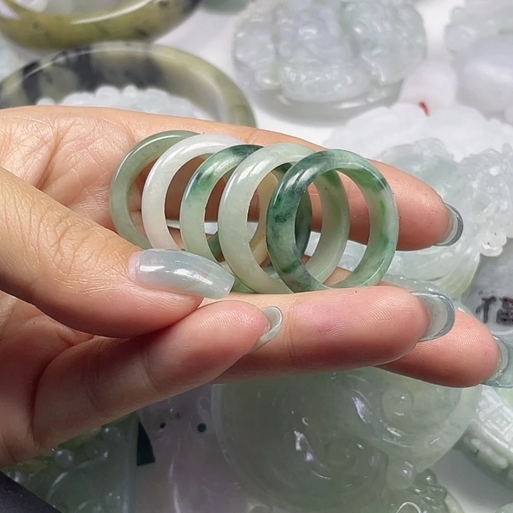 自***。翡翠未镶嵌颈饰25-7