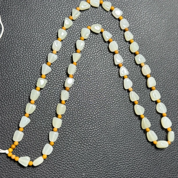 天然新疆和田玉暖白玉卡7左右（多样性发货）