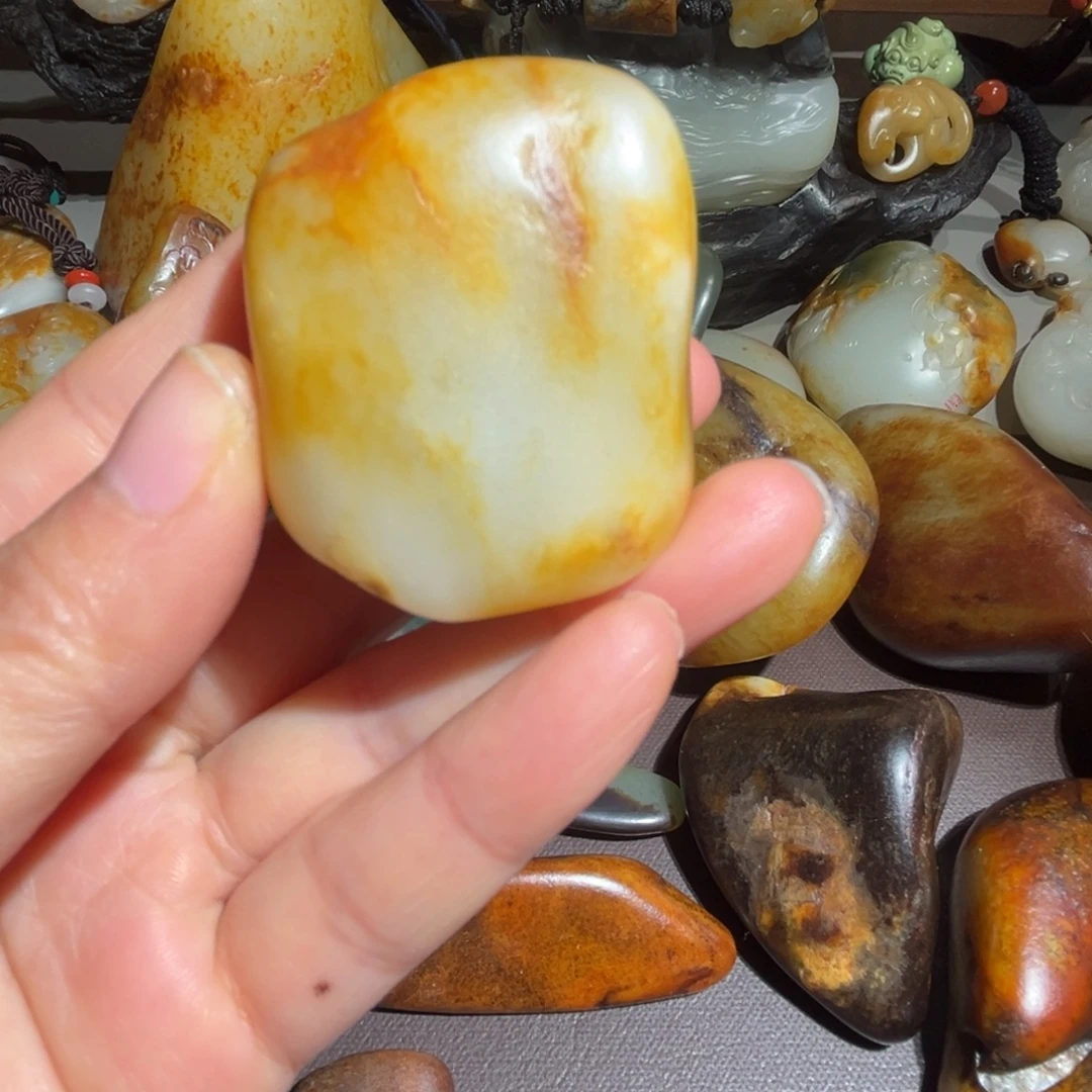 和田玉（糖玉）未镶嵌挂件和田玉74克