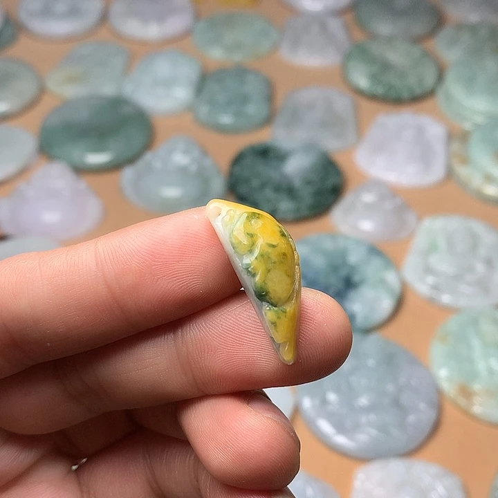 翡翠未镶嵌颈饰鱼