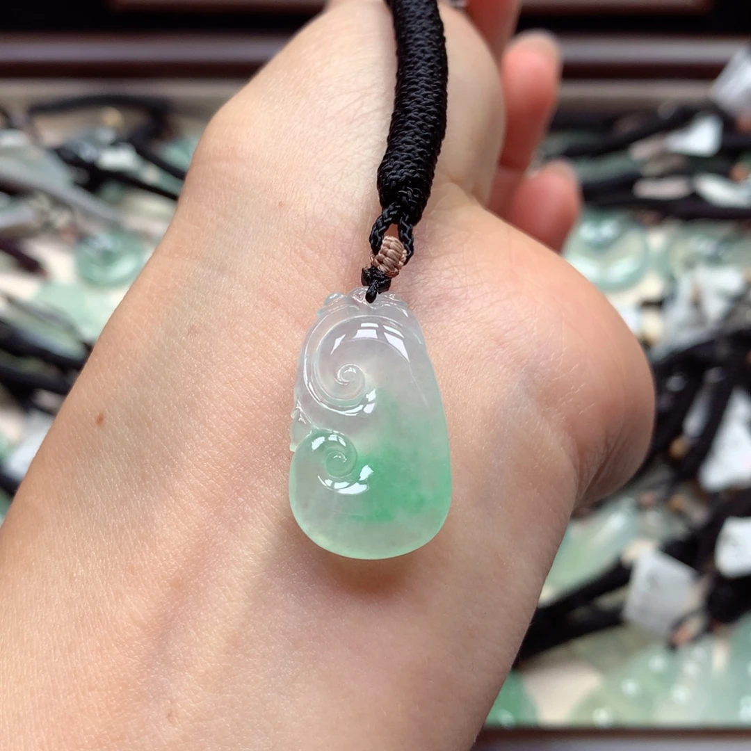 翡翠未镶嵌颈饰如意