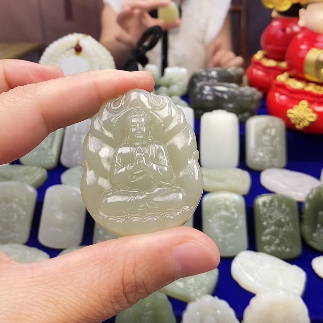 颈饰未镶嵌和田玉阿**色
