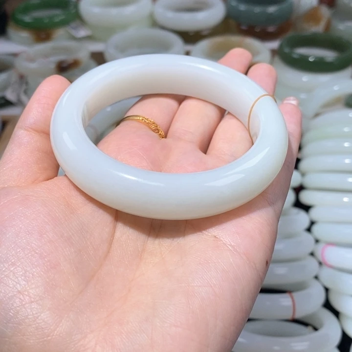 和田玉手镯未镶嵌青**随羊脂白镯