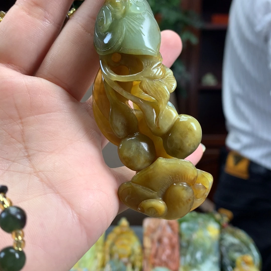 随***欲蛇纹石玉未镶嵌颈饰
