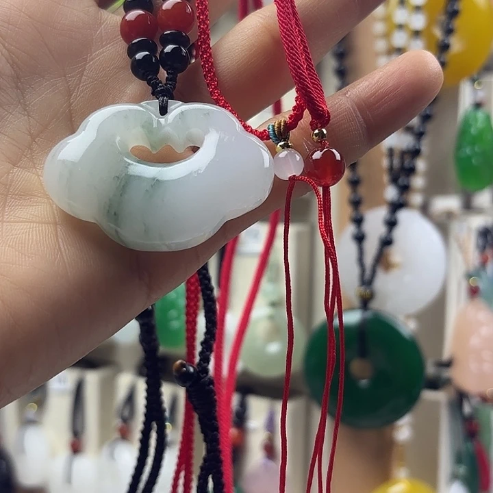 李***娘石英质玉未镶嵌颈饰