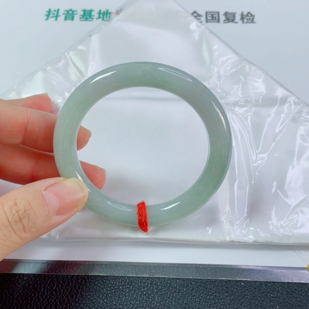 陈***姐翡翠未镶嵌手镯天然