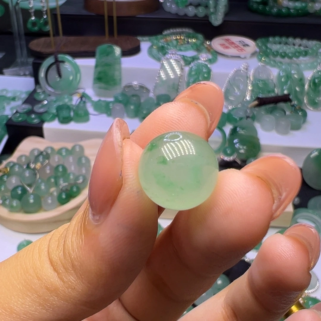 小***膀颈饰未镶嵌石英质玉（非洲翠）
