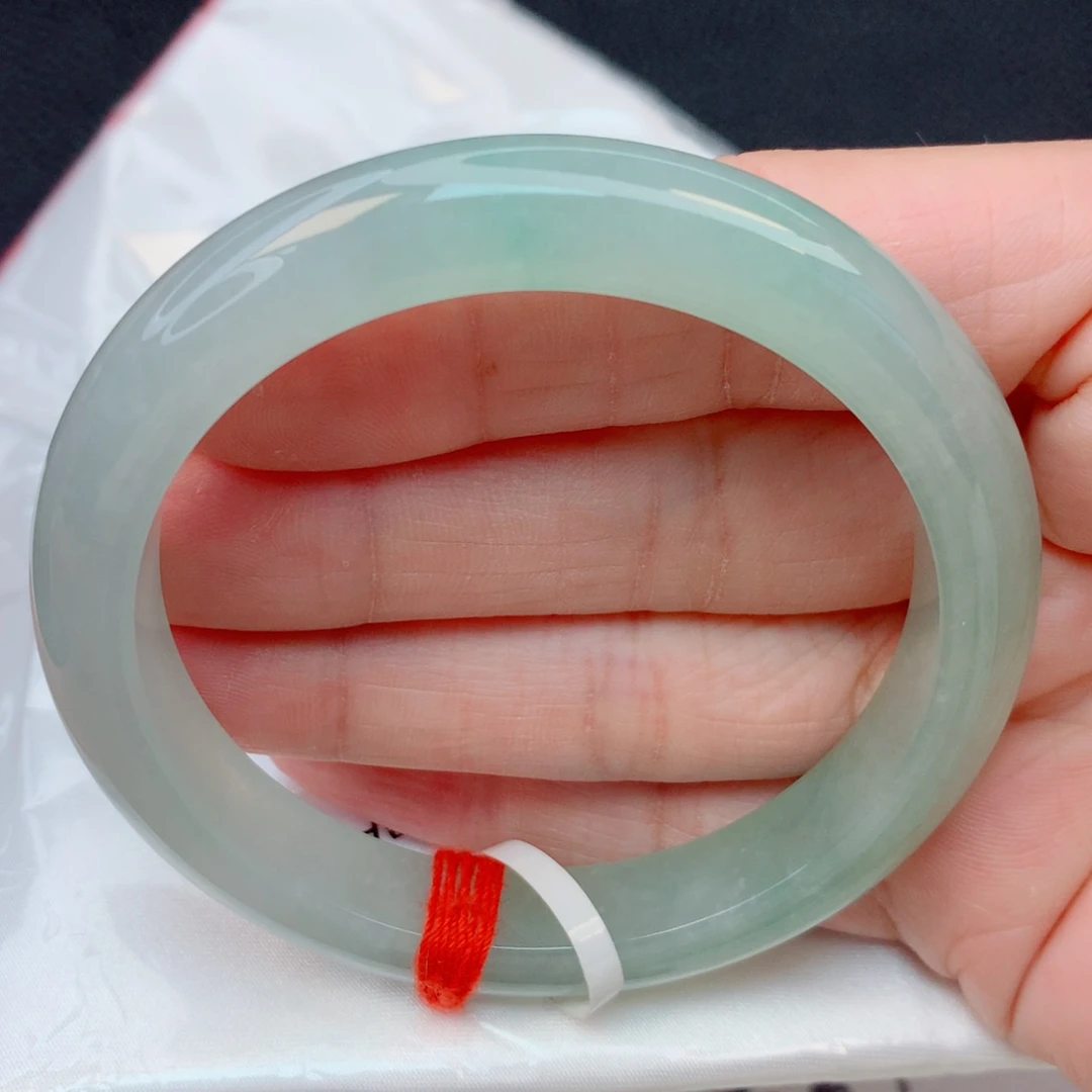 翡翠未镶嵌手镯54圈 细糯冰淡绿底窄条无纹裂有棉