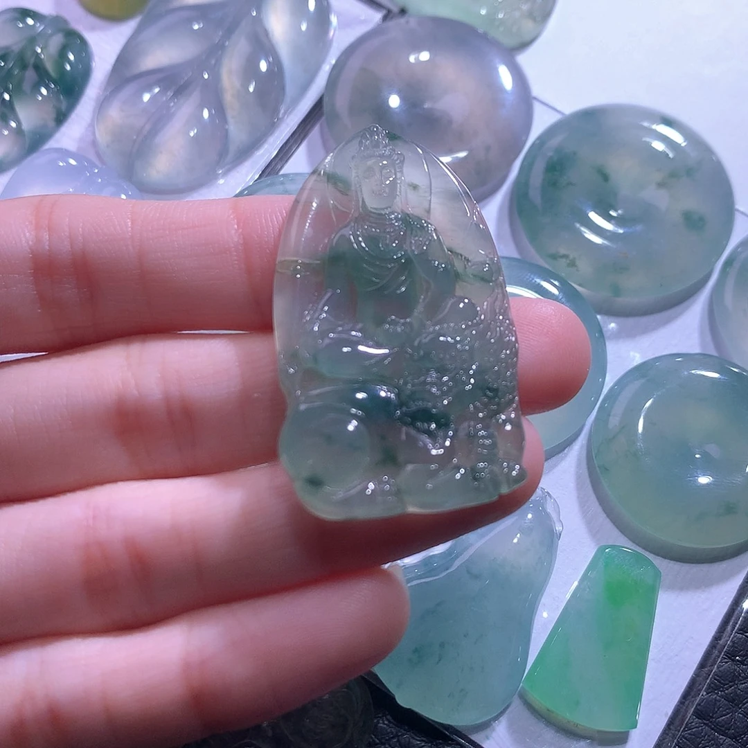 翡翠未镶嵌颈饰文殊