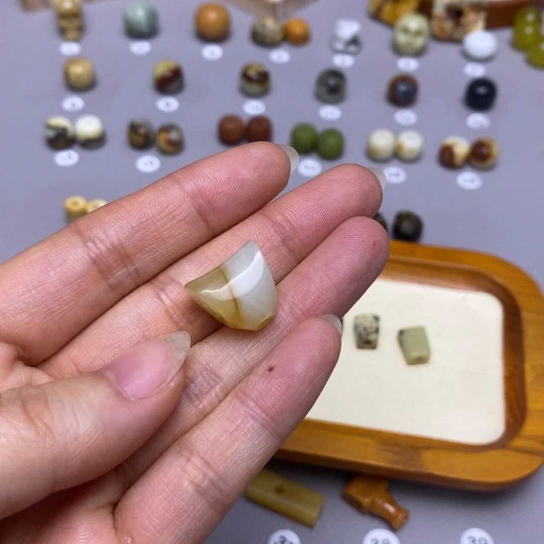 蛇纹石玉配饰合金暴**✔