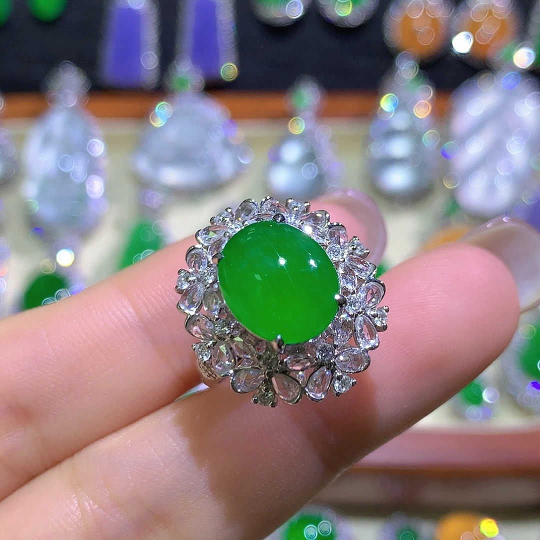 翡翠18K金镶嵌戒指高冰满绿蛋面戒指