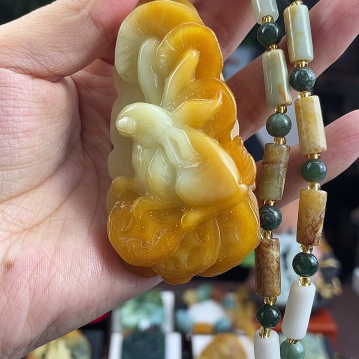 蛇纹石玉未镶嵌颈饰