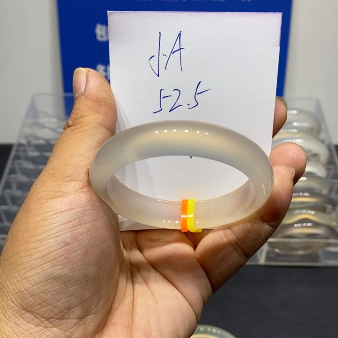 吕***A玛瑙/玉髓未镶嵌手镯