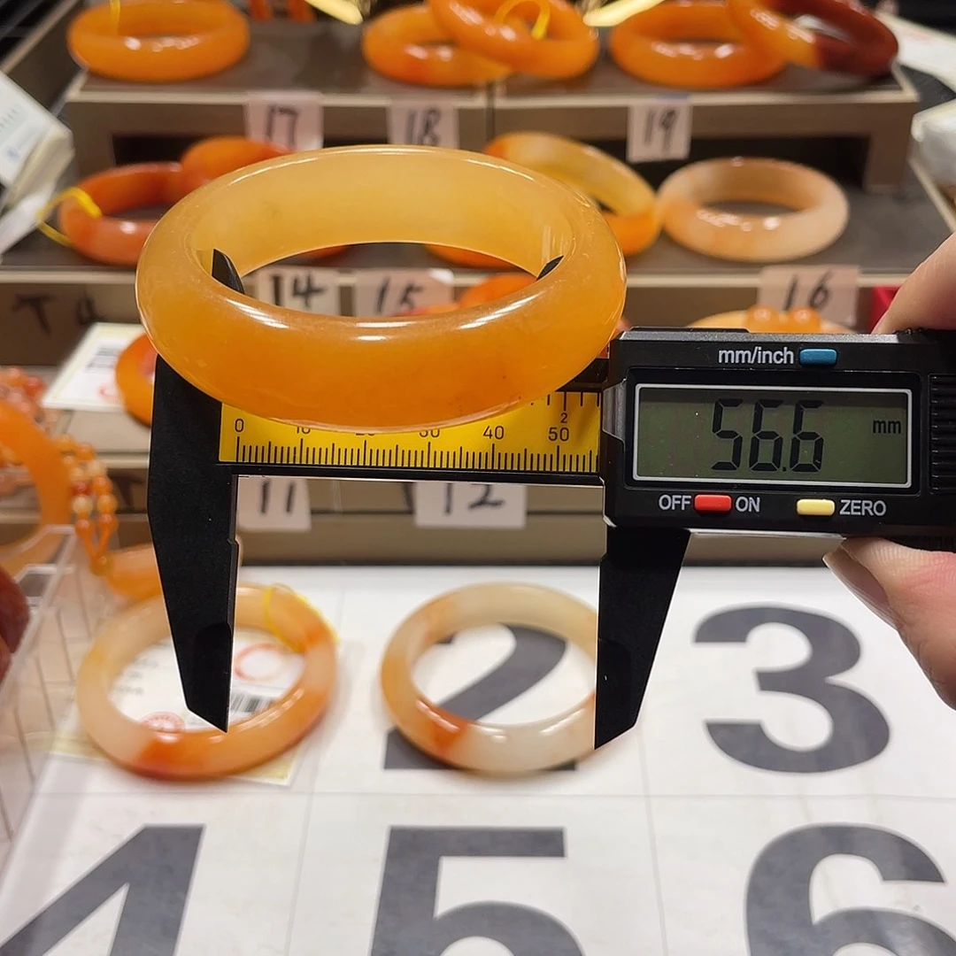 未镶嵌石英质玉（黄龙玉）手镯