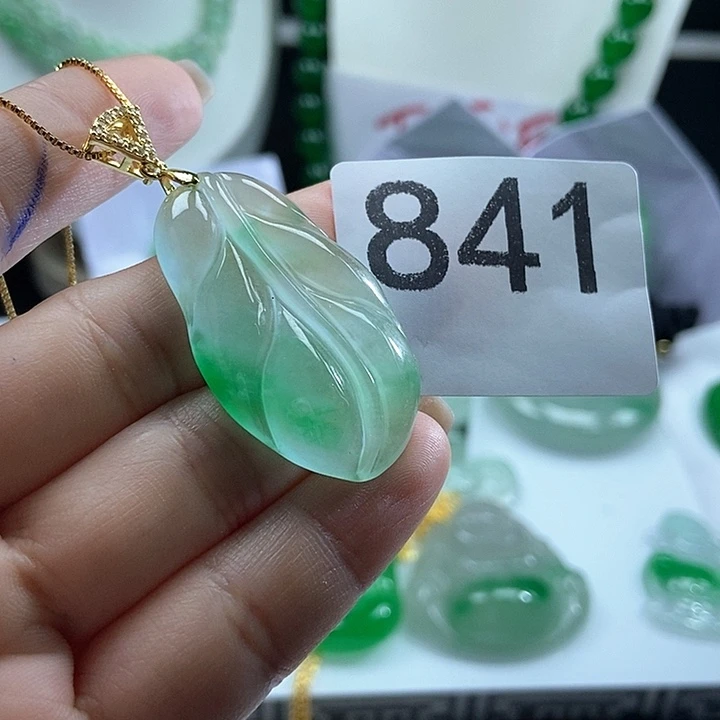 翡翠未镶嵌吊坠(赠链)