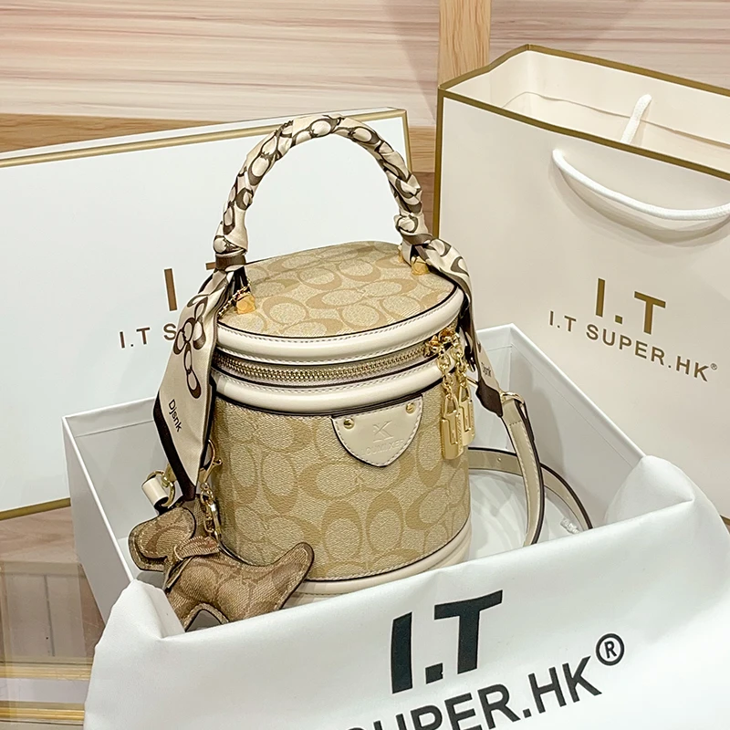 香港爆款高级感复古水桶包包女2025新款秋冬百搭手拎斜挎圆筒包女