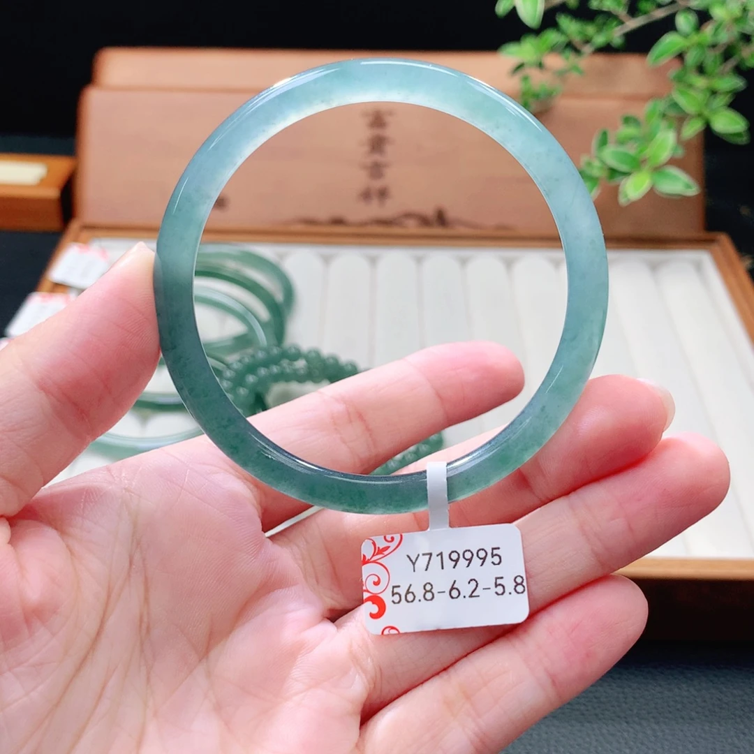 未镶嵌手镯（圆镯）翡翠