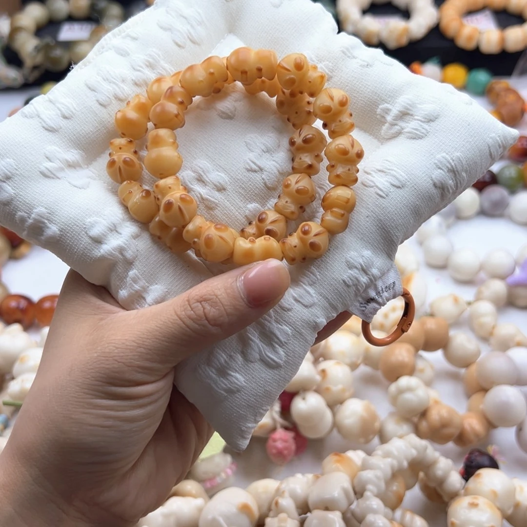 白玉菩提吊坠奥特曼