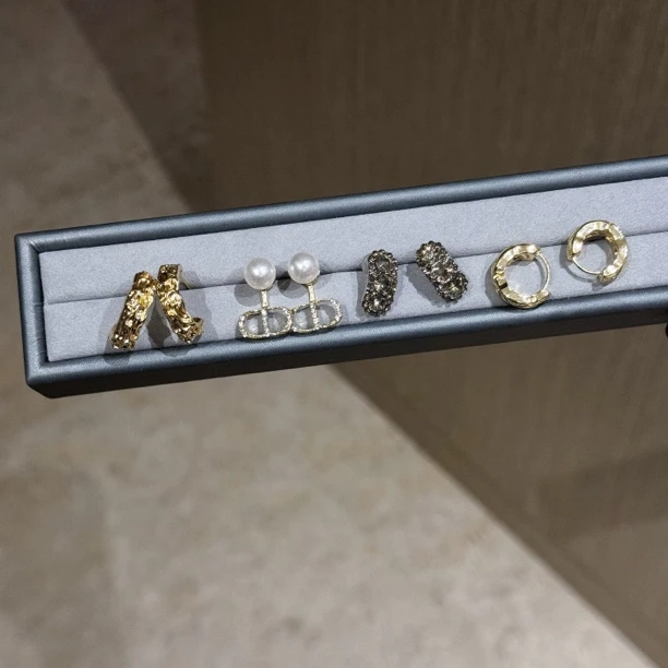 合金仿珍珠耳饰 财阀焦点气质字母后挂式铜合金女高级感名媛风耳