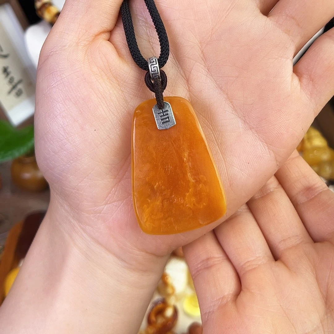 琥珀珠宝奇石未镶嵌。