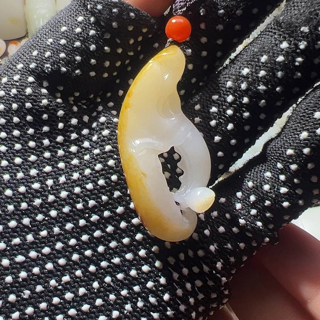 ****儿和田玉未镶嵌颈饰