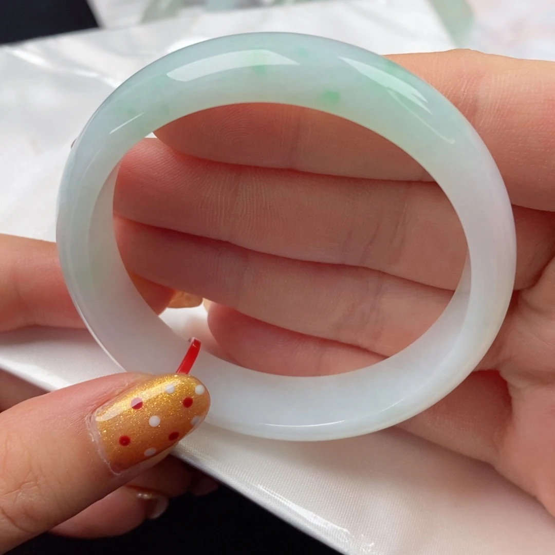 翡翠手镯未镶嵌55圈口