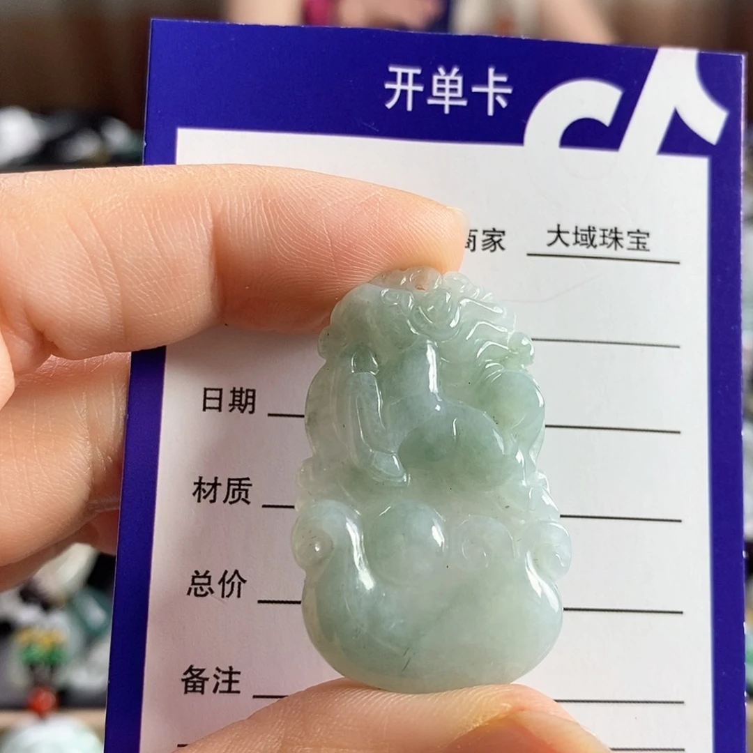 翡翠未镶嵌颈饰马牌