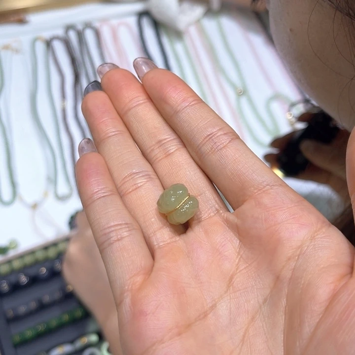 颈饰18K金镶嵌和田玉