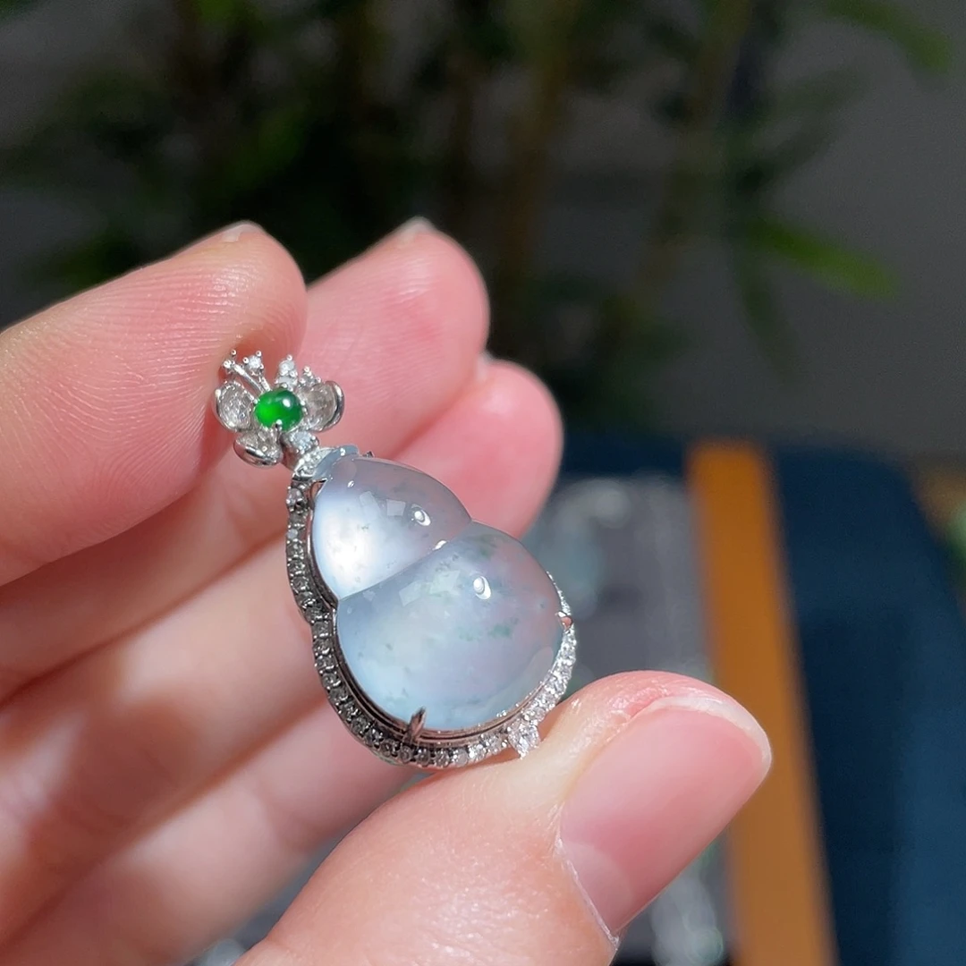 翡翠18K金镶嵌颈饰冰飘花葫芦