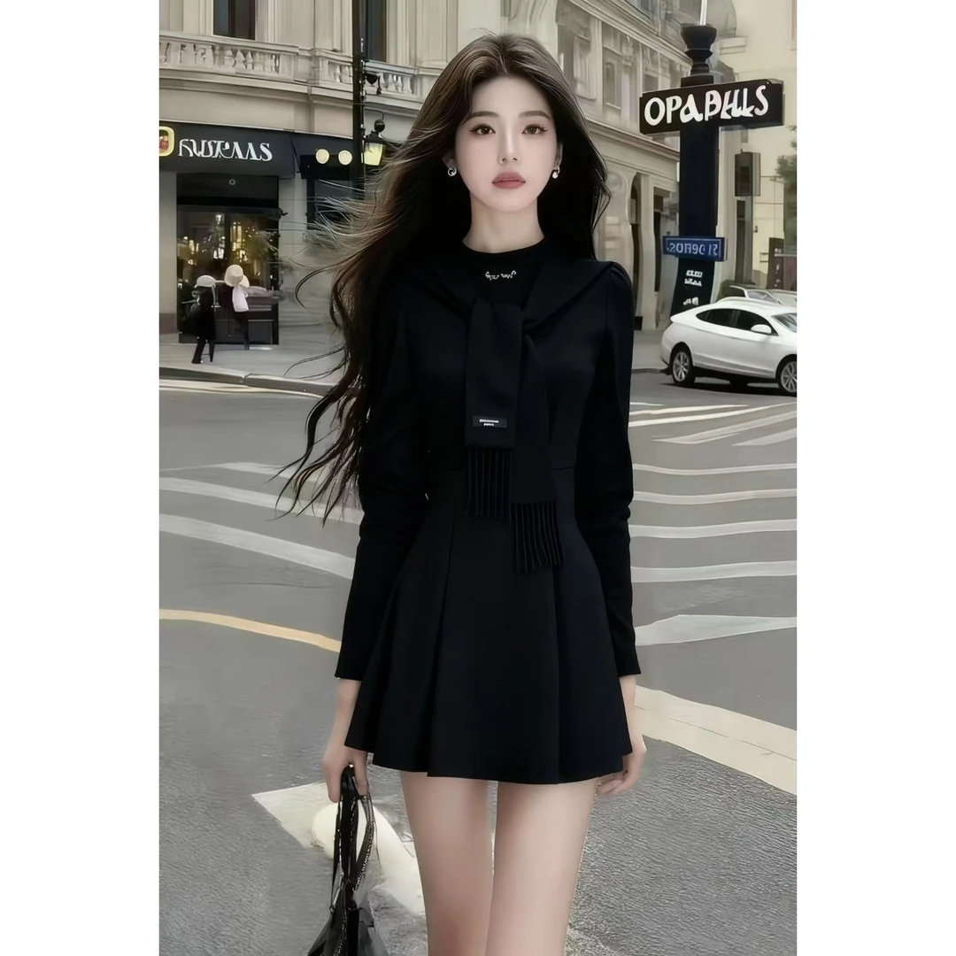 秋冬季新款气质黑色圆领收腰优雅修身收腰长袖气质显瘦连衣裙女