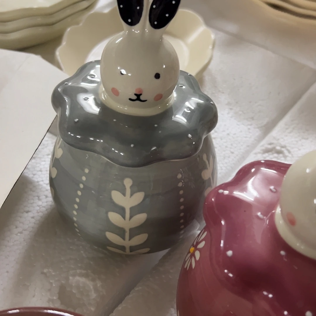 瓷微瑕灰兔调料罐一个