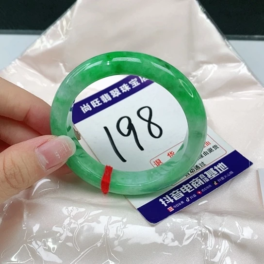 翡翠手镯未镶嵌翡翠