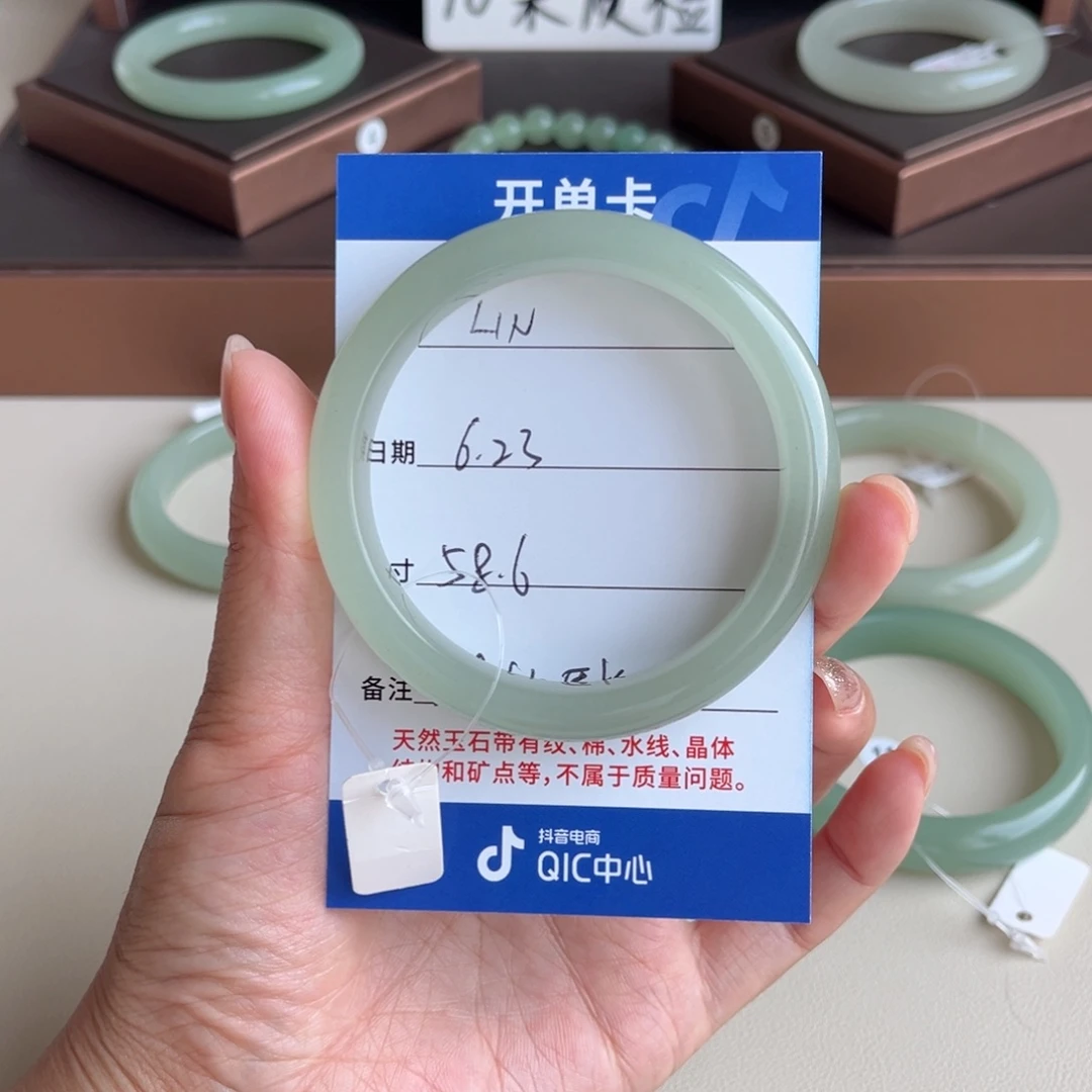 L***N石英质玉手镯未镶嵌