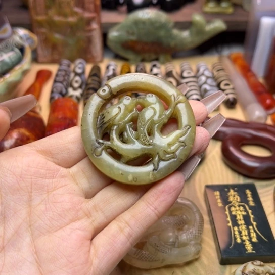 蛇纹石玉未镶嵌颈饰