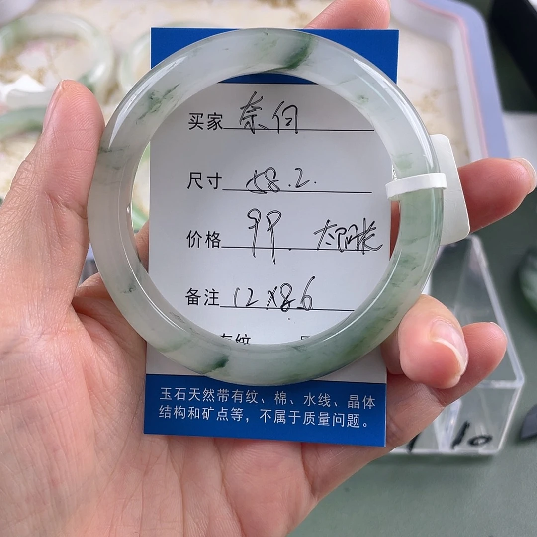 奈***浅石英质玉未镶嵌手镯