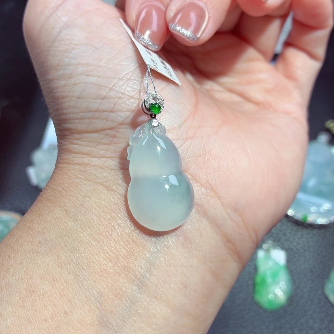 颈饰18K金镶嵌翡翠葫芦