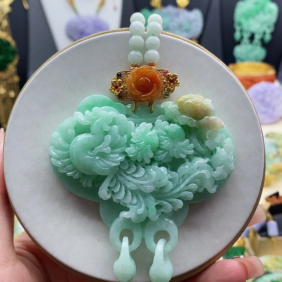 翡翠未镶嵌吊坠(赠链)