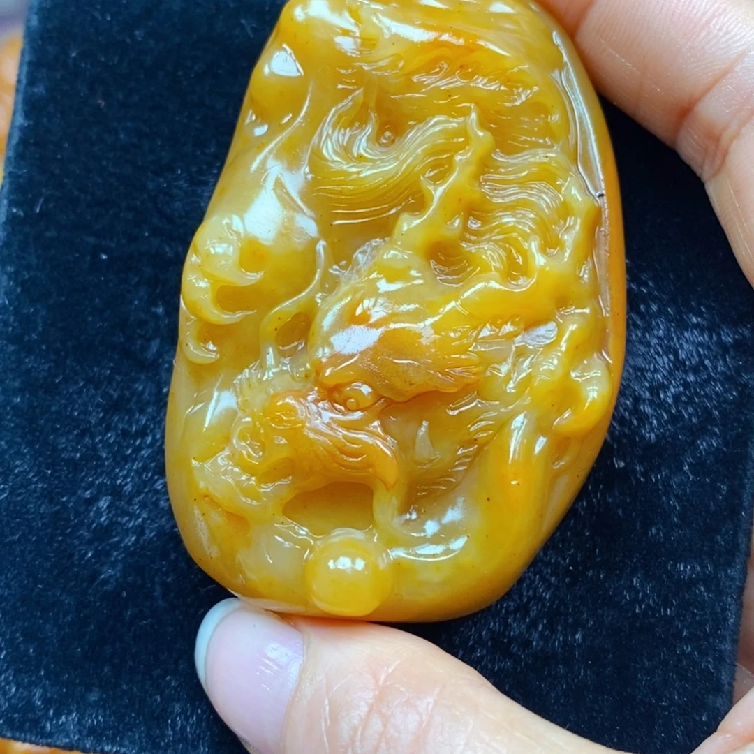 未镶嵌石英质玉（黄龙玉）颈饰