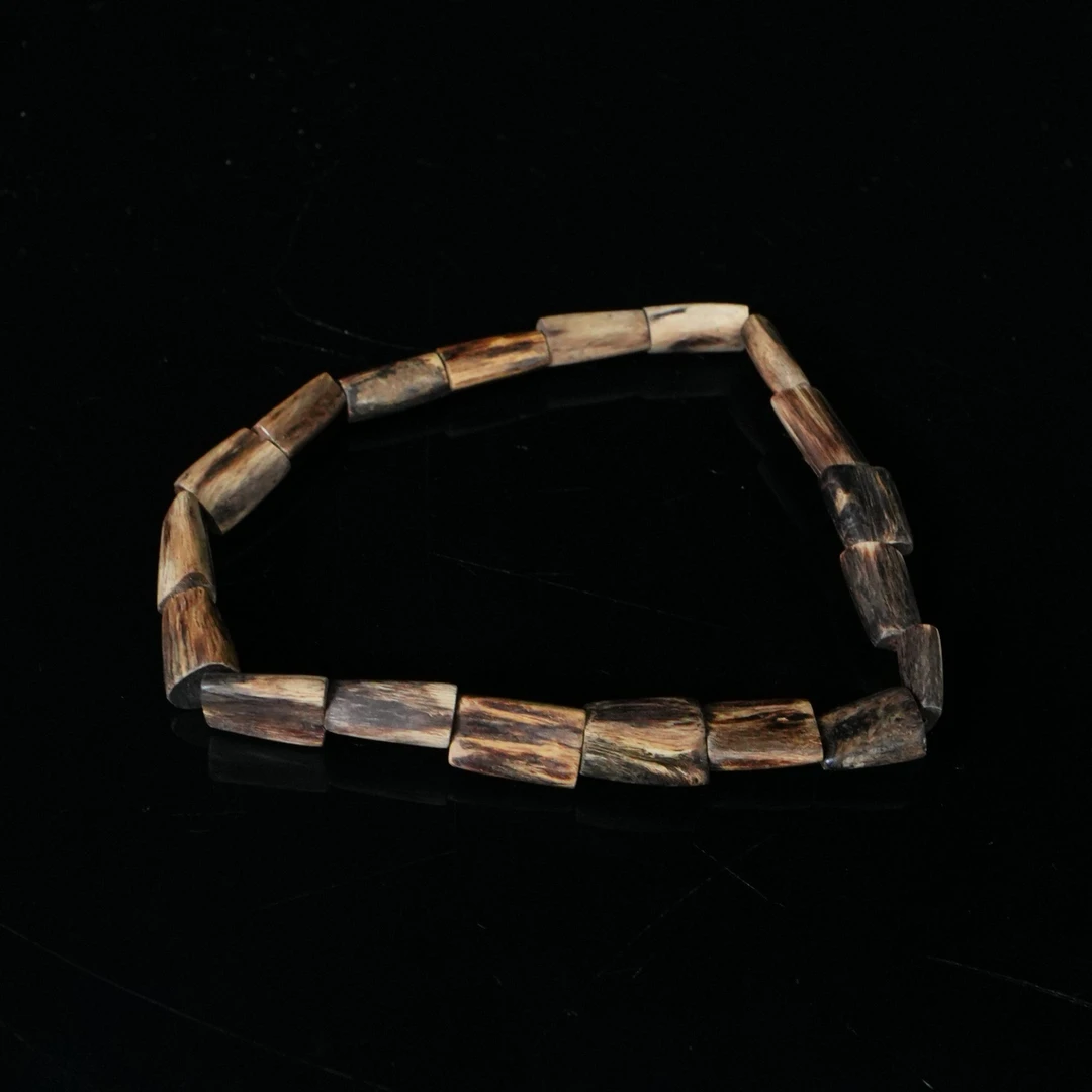 A5745 达拉干沉香虫漏红油沉水串 /  4.67g